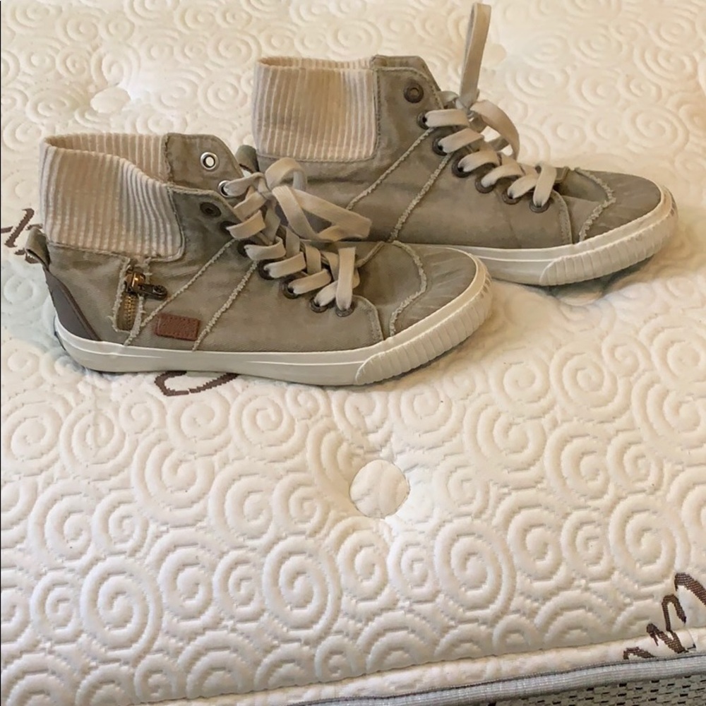 Green Blowfish canvas shoe. Size 9.